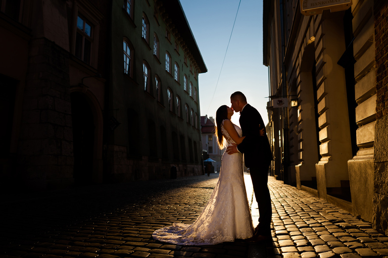 plener slubny na rynku w krakowie, fotograf na slub krakow, fotografia slubna krakow, zdjecia slubne krakow, fotograf slubny krakow, fotograf weselny krakow, zdjecia slubne slask, fotografia slubna slask, fotograf na slub slask, sesja slubna na krakowskim rynku, sesja slubna o swicie, zdjecia slubne bielsko, fotografia slubna bielsko, zdjecia slubne wadowice, fotografia slubna wadowice, plener slubny o swicie, dwoch fotografow na slub, zdjecia slubne cieszyn, sesja slubna na wawelu, plener slubny wawel, fotografia slubna cieszyn