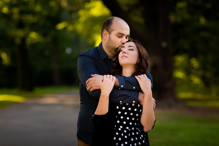 sesja narzeczenska w parku, plener narzeczenski w parku, sesja narzeczenska w swierklancu, sesje narzeczenskie slask, zdjecia narzeczenskie slask, wesole sesje narzeczenskie, proszki holi na sesji, holi na plenerze, sesja narzeczenska katowice, sesja zareczynowa slask, zdjecia zareczynowe slask, www.magiaobrazu.com, fotografia slubna Ĺ›lÄ…sk, fotograf slubny krakow, zdjecia przedslubne slask, fotografia slubna slask, romantyczna sesja narzeczenska, engagement session, prewedding photosession,