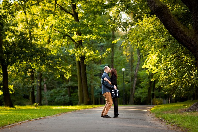 sesja narzeczenska w parku, plener narzeczenski w parku, sesja narzeczenska w swierklancu, sesje narzeczenskie slask, zdjecia narzeczenskie slask, wesole sesje narzeczenskie, proszki holi na sesji, holi na plenerze, sesja narzeczenska katowice, sesja zareczynowa slask, zdjecia zareczynowe slask, www.magiaobrazu.com, fotografia slubna Ĺ›lÄ…sk, fotograf slubny krakow, zdjecia przedslubne slask, fotografia slubna slask, romantyczna sesja narzeczenska, engagement session, prewedding photosession,