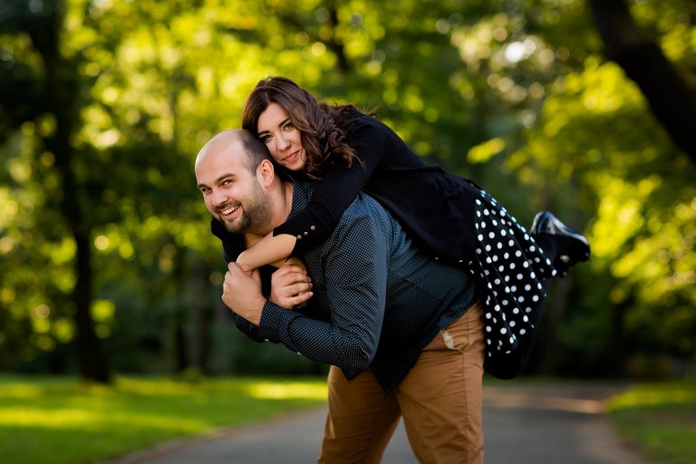 sesja narzeczenska w parku, plener narzeczenski w parku, sesja narzeczenska w swierklancu, sesje narzeczenskie slask, zdjecia narzeczenskie slask, wesole sesje narzeczenskie, proszki holi na sesji, holi na plenerze, sesja narzeczenska katowice, sesja zareczynowa slask, zdjecia zareczynowe slask, www.magiaobrazu.com, fotografia slubna Ĺ›lÄ…sk, fotograf slubny krakow, zdjecia przedslubne slask, fotografia slubna slask, romantyczna sesja narzeczenska, engagement session, prewedding photosession,