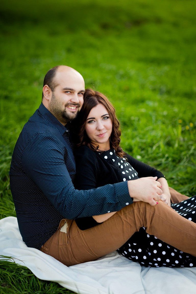 sesja narzeczenska w parku, plener narzeczenski w parku, sesja narzeczenska w swierklancu, sesje narzeczenskie slask, zdjecia narzeczenskie slask, wesole sesje narzeczenskie, proszki holi na sesji, holi na plenerze, sesja narzeczenska katowice, sesja zareczynowa slask, zdjecia zareczynowe slask, www.magiaobrazu.com, fotografia slubna Ĺ›lÄ…sk, fotograf slubny krakow, zdjecia przedslubne slask, fotografia slubna slask, romantyczna sesja narzeczenska, engagement session, prewedding photosession,