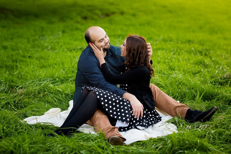 sesja narzeczenska w parku, plener narzeczenski w parku, sesja narzeczenska w swierklancu, sesje narzeczenskie slask, zdjecia narzeczenskie slask, wesole sesje narzeczenskie, proszki holi na sesji, holi na plenerze, sesja narzeczenska katowice, sesja zareczynowa slask, zdjecia zareczynowe slask, www.magiaobrazu.com, fotografia slubna Ĺ›lÄ…sk, fotograf slubny krakow, zdjecia przedslubne slask, fotografia slubna slask, romantyczna sesja narzeczenska, engagement session, prewedding photosession,