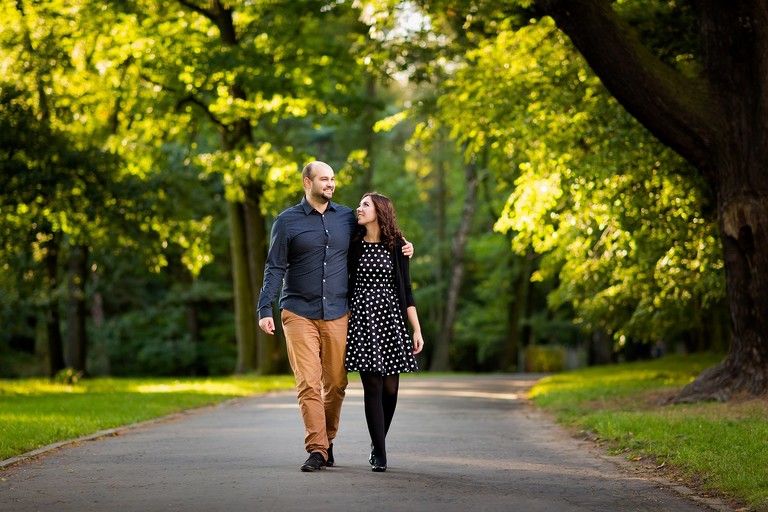 sesja narzeczenska w parku, plener narzeczenski w parku, sesja narzeczenska w swierklancu, sesje narzeczenskie slask, zdjecia narzeczenskie slask, wesole sesje narzeczenskie, proszki holi na sesji, holi na plenerze, sesja narzeczenska katowice, sesja zareczynowa slask, zdjecia zareczynowe slask, www.magiaobrazu.com, fotografia slubna Ĺ›lÄ…sk, fotograf slubny krakow, zdjecia przedslubne slask, fotografia slubna slask, romantyczna sesja narzeczenska, engagement session, prewedding photosession,