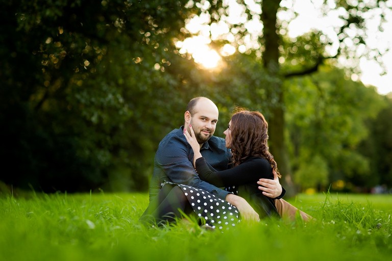 sesja narzeczenska w parku, plener narzeczenski w parku, sesja narzeczenska w swierklancu, sesje narzeczenskie slask, zdjecia narzeczenskie slask, wesole sesje narzeczenskie, proszki holi na sesji, holi na plenerze, sesja narzeczenska katowice, sesja zareczynowa slask, zdjecia zareczynowe slask, www.magiaobrazu.com, fotografia slubna Ĺ›lÄ…sk, fotograf slubny krakow, zdjecia przedslubne slask, fotografia slubna slask, romantyczna sesja narzeczenska, engagement session, prewedding photosession,