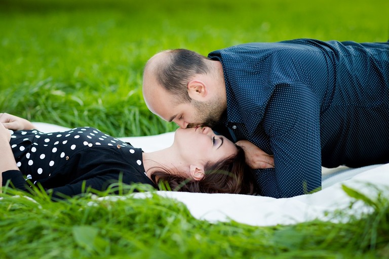 sesja narzeczenska w parku, plener narzeczenski w parku, sesja narzeczenska w swierklancu, sesje narzeczenskie slask, zdjecia narzeczenskie slask, wesole sesje narzeczenskie, proszki holi na sesji, holi na plenerze, sesja narzeczenska katowice, sesja zareczynowa slask, zdjecia zareczynowe slask, www.magiaobrazu.com, fotografia slubna Ĺ›lÄ…sk, fotograf slubny krakow, zdjecia przedslubne slask, fotografia slubna slask, romantyczna sesja narzeczenska, engagement session, prewedding photosession,