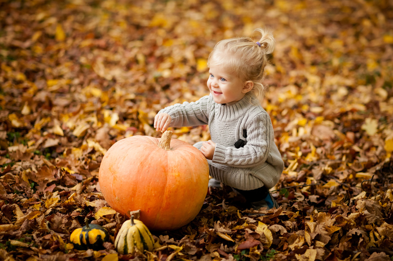 jesienna sesja; sesje jesienne; Sesje dzieciece, portrety dzieci, fotografia dzieci, www.magiaobrazu.com, www.annabieniek.com, fotograf czechowice, fotograf slask, fotografia krakow, zdjecia rodzinne, sesja w pszczynskim parku, plener w parku w pszczynie, sesje rodzinne, fotografia rodzinna, rodzinny plener w pszczynie