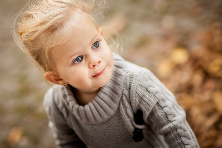 jesienna sesja; sesje jesienne; Sesje dzieciece, portrety dzieci, fotografia dzieci, www.magiaobrazu.com, www.annabieniek.com, fotograf czechowice, fotograf slask, fotografia krakow, zdjecia rodzinne, sesja w pszczynskim parku, plener w parku w pszczynie, sesje rodzinne, fotografia rodzinna, rodzinny plener w pszczynie