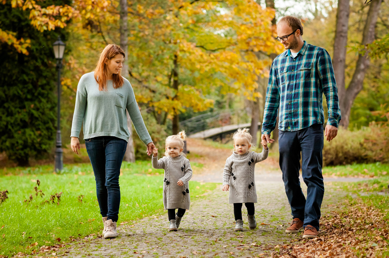 jesienna sesja; sesje jesienne; Sesje dzieciece, portrety dzieci, fotografia dzieci, www.magiaobrazu.com, www.annabieniek.com, fotograf czechowice, fotograf slask, fotografia krakow, zdjecia rodzinne, sesja w pszczynskim parku, plener w parku w pszczynie, sesje rodzinne, fotografia rodzinna, rodzinny plener w pszczynie