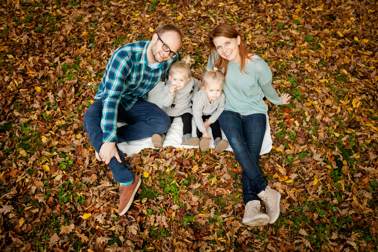 jesienna sesja; sesje jesienne; Sesje dzieciece, portrety dzieci, fotografia dzieci, www.magiaobrazu.com, www.annabieniek.com, fotograf czechowice, fotograf slask, fotografia krakow, zdjecia rodzinne, sesja w pszczynskim parku, plener w parku w pszczynie, sesje rodzinne, fotografia rodzinna, rodzinny plener w pszczynie