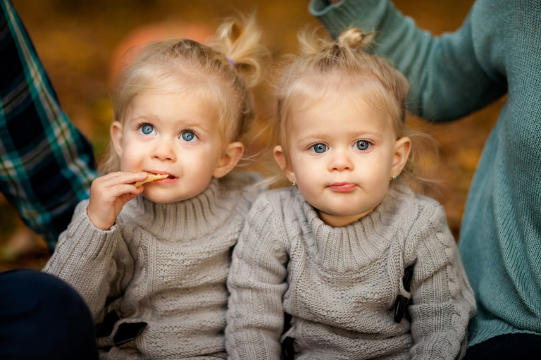 jesienna sesja; sesje jesienne; Sesje dzieciece, portrety dzieci, fotografia dzieci, www.magiaobrazu.com, www.annabieniek.com, fotograf czechowice, fotograf slask, fotografia krakow, zdjecia rodzinne, sesja w pszczynskim parku, plener w parku w pszczynie, sesje rodzinne, fotografia rodzinna, rodzinny plener w pszczynie