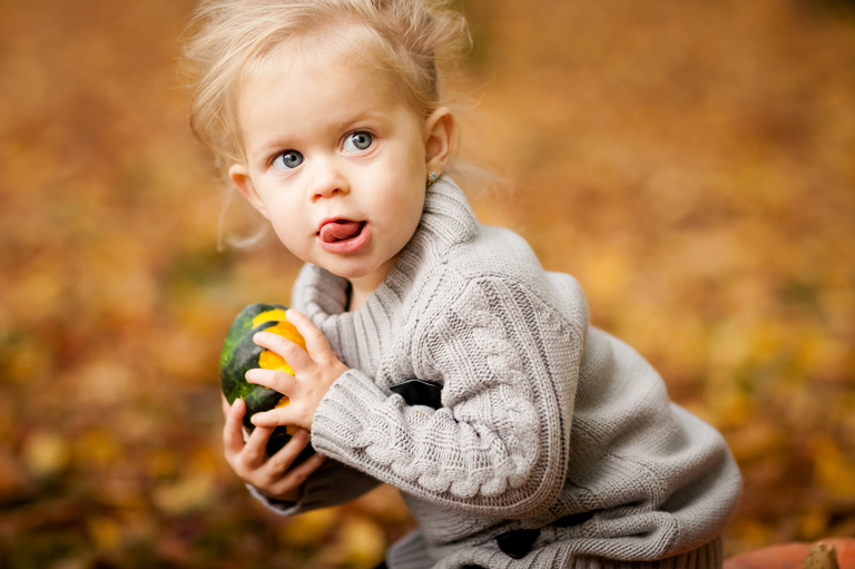 jesienna sesja; sesje jesienne; Sesje dzieciece, portrety dzieci, fotografia dzieci, www.magiaobrazu.com, www.annabieniek.com, fotograf czechowice, fotograf slask, fotografia krakow, zdjecia rodzinne, sesja w pszczynskim parku, plener w parku w pszczynie, sesje rodzinne, fotografia rodzinna, rodzinny plener w pszczynie