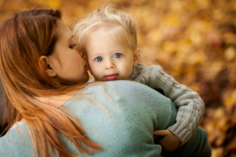 jesienna sesja; sesje jesienne; Sesje dzieciece, portrety dzieci, fotografia dzieci, www.magiaobrazu.com, www.annabieniek.com, fotograf czechowice, fotograf slask, fotografia krakow, zdjecia rodzinne, sesja w pszczynskim parku, plener w parku w pszczynie, sesje rodzinne, fotografia rodzinna, rodzinny plener w pszczynie