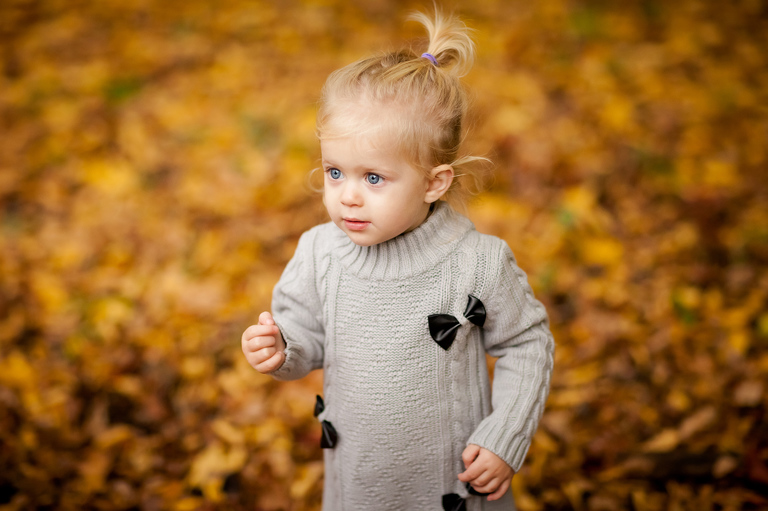 jesienna sesja; sesje jesienne; Sesje dzieciece, portrety dzieci, fotografia dzieci, www.magiaobrazu.com, www.annabieniek.com, fotograf czechowice, fotograf slask, fotografia krakow, zdjecia rodzinne, sesja w pszczynskim parku, plener w parku w pszczynie, sesje rodzinne, fotografia rodzinna, rodzinny plener w pszczynie