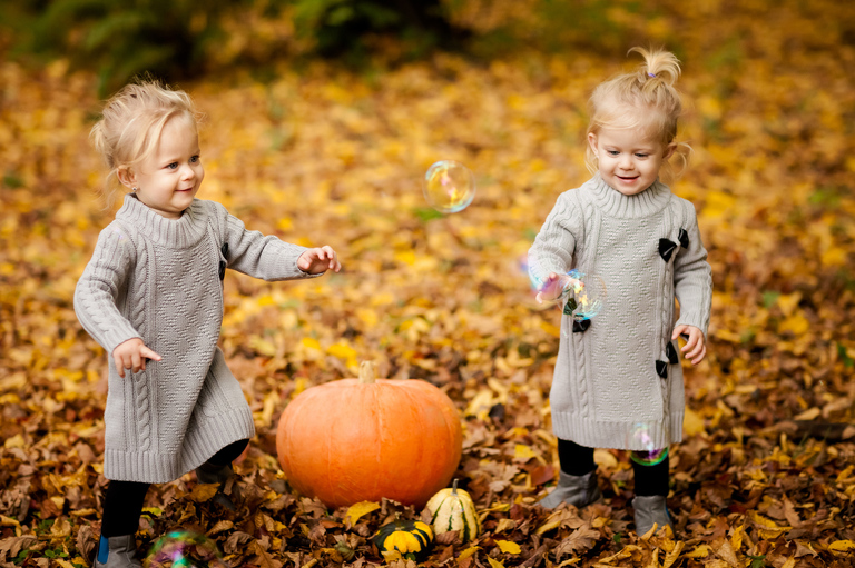 jesienna sesja; sesje jesienne; Sesje dzieciece, portrety dzieci, fotografia dzieci, www.magiaobrazu.com, www.annabieniek.com, fotograf czechowice, fotograf slask, fotografia krakow, zdjecia rodzinne, sesja w pszczynskim parku, plener w parku w pszczynie, sesje rodzinne, fotografia rodzinna, rodzinny plener w pszczynie