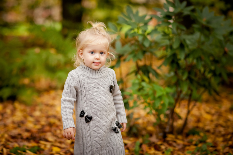 jesienna sesja; sesje jesienne; Sesje dzieciece, portrety dzieci, fotografia dzieci, www.magiaobrazu.com, www.annabieniek.com, fotograf czechowice, fotograf slask, fotografia krakow, zdjecia rodzinne, sesja w pszczynskim parku, plener w parku w pszczynie, sesje rodzinne, fotografia rodzinna, rodzinny plener w pszczynie