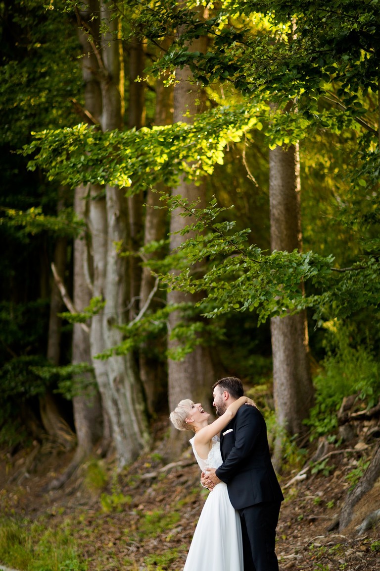 sesja slubna w gorach, plener slubny w gorach, sesja slubna w beskidach, plener slubny beskidy, zdjecia slubne zywiec, fotografia slubna slask, zdjecia slubne slask, romantyczny plener slubny, fotograf slubny bielsko, plener slubny w lesie slask, sesja slubna w lesie slask, plener slubny las slask, fotografia slubna slask, zdjecia slubne slask, fotografia slubna katowice, zdjecia slubne katowice, romantyczna sesja slubna slask, zdjecia slubne bielsko, fotografia slubna bielsko, oryginalny plener slubny, oryginalna sesja slubna, www.magiaobrazu.com, Anna i Jacek Bieniek,