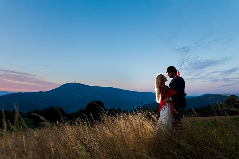 plener slubny o swicie, sesja slubna wschod slonca, plener slubny szczyrk, zdjecia slubne szczyrk, fotografia slubna szczyrk, sesja slubna w gorach, plener slubny w gorach, sesja slubna w beskidach, plener slubny beskidy, zdjecia slubne zywiec, fotografia slubna slask, zdjecia slubne slask, romantyczny plener slubny, fotograf slubny bielsko, plener slubny w lesie slask, sesja slubna w lesie slask, plener slubny las slask, fotografia slubna slask, zdjecia slubne slask, fotografia slubna katowice, zdjecia slubne katowice, romantyczna sesja slubna slask, zdjecia slubne bielsko, fotografia slubna bielsko, oryginalny plener slubny, oryginalna sesja slubna, www.magiaobrazu.com, Anna i Jacek Bieniek,