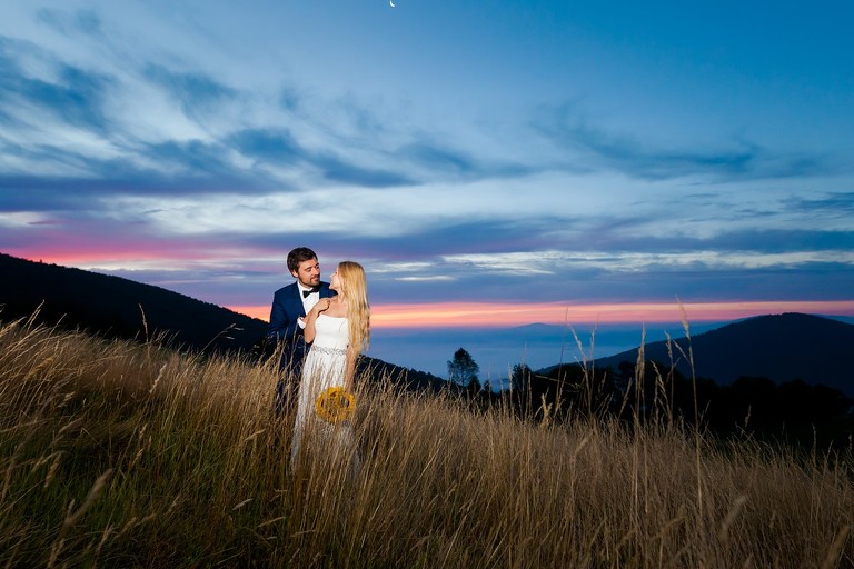 plener slubny o swicie, sesja slubna wschod slonca, plener slubny szczyrk, zdjecia slubne szczyrk, fotografia slubna szczyrk, sesja slubna w gorach, plener slubny w gorach, sesja slubna w beskidach, plener slubny beskidy, zdjecia slubne zywiec, fotografia slubna slask, zdjecia slubne slask, romantyczny plener slubny, fotograf slubny bielsko, plener slubny w lesie slask, sesja slubna w lesie slask, plener slubny las slask, fotografia slubna slask, zdjecia slubne slask, fotografia slubna katowice, zdjecia slubne katowice, romantyczna sesja slubna slask, zdjecia slubne bielsko, fotografia slubna bielsko, oryginalny plener slubny, oryginalna sesja slubna, www.magiaobrazu.com, Anna i Jacek Bieniek,