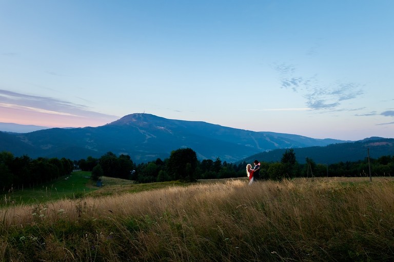 plener slubny o swicie, sesja slubna wschod slonca, plener slubny szczyrk, zdjecia slubne szczyrk, fotografia slubna szczyrk, sesja slubna w gorach, plener slubny w gorach, sesja slubna w beskidach, plener slubny beskidy, zdjecia slubne zywiec, fotografia slubna slask, zdjecia slubne slask, romantyczny plener slubny, fotograf slubny bielsko, plener slubny w lesie slask, sesja slubna w lesie slask, plener slubny las slask, fotografia slubna slask, zdjecia slubne slask, fotografia slubna katowice, zdjecia slubne katowice, romantyczna sesja slubna slask, zdjecia slubne bielsko, fotografia slubna bielsko, oryginalny plener slubny, oryginalna sesja slubna, www.magiaobrazu.com, Anna i Jacek Bieniek,