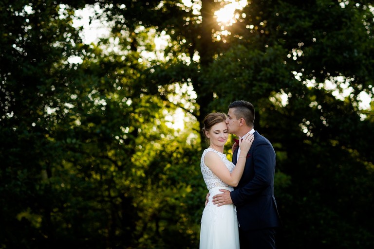zdjecia slubne zywiec, romantyczny plener slubny, fotograf slubny bielsko, plener slubny w lesie slask, sesja slubna w lesie slask, plener slubny las slask, sesja slubna nad jeziorem slask, fotografia slubna slask, zdjecia slubne slask, fotografia slubna katowice, zdjecia slubne katowice, romantyczna sesja slubna slask, zdjecia slubne bielsko, fotografia slubna bielsko, oryginalny plener slubny, oryginalna sesja slubna, www.magiaobrazu.com, Anna i Jacek Bieniek,