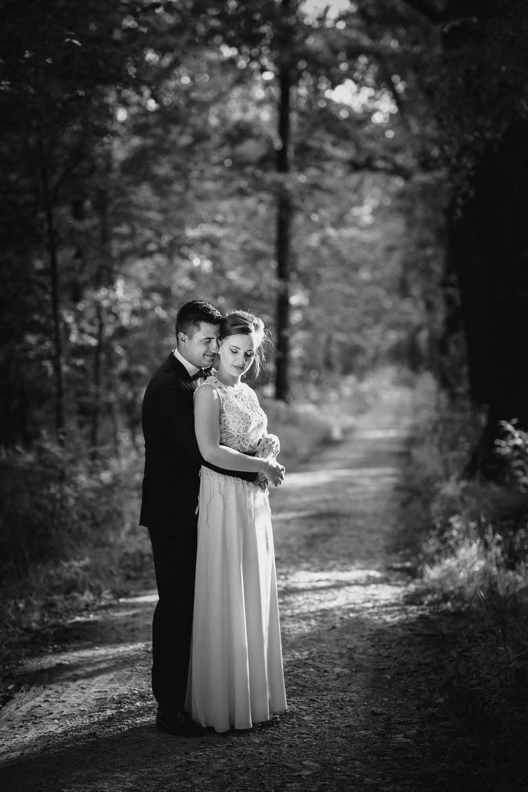 zdjecia slubne zywiec, romantyczny plener slubny, fotograf slubny bielsko, plener slubny w lesie slask, sesja slubna w lesie slask, plener slubny las slask, sesja slubna nad jeziorem slask, fotografia slubna slask, zdjecia slubne slask, fotografia slubna katowice, zdjecia slubne katowice, romantyczna sesja slubna slask, zdjecia slubne bielsko, fotografia slubna bielsko, oryginalny plener slubny, oryginalna sesja slubna, www.magiaobrazu.com, Anna i Jacek Bieniek,