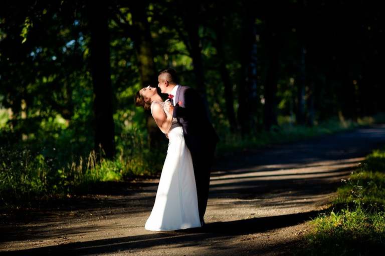 zdjecia slubne zywiec, romantyczny plener slubny, fotograf slubny bielsko, plener slubny w lesie slask, sesja slubna w lesie slask, plener slubny las slask, sesja slubna nad jeziorem slask, fotografia slubna slask, zdjecia slubne slask, fotografia slubna katowice, zdjecia slubne katowice, romantyczna sesja slubna slask, zdjecia slubne bielsko, fotografia slubna bielsko, oryginalny plener slubny, oryginalna sesja slubna, www.magiaobrazu.com, Anna i Jacek Bieniek,