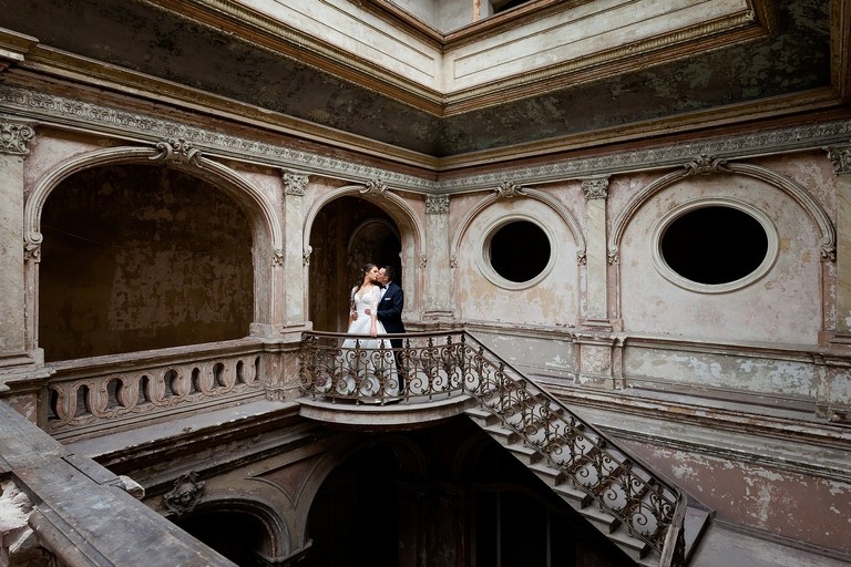 sesja slubna w palacu, plener slubny krowiarki, plener slubny w palacu w krowiarkach, sesja slubna krowiarki, klimatyczna sesja slubna w opuszczonym palacu krowiarki, fotografia slubna zory, zdjecia slubne zory, fotografia slubna rybnik, zdjecia slubne rybnik, fotograf slubny rybnik, zdjecia slubne jastrzebie, fotograf slubny jastrzebie zdroj, www.magiaobrazu.com, fotografia slubna, romantyczna sesja slubna, fotografia subna, fotograf slubny Krakow, fotografowie slubni, fotograf slask,dwoch fotografow na slub, Anna i Jacek Bieniek, zdjecia slubne slask,