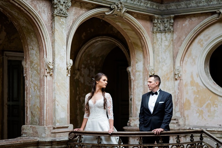 sesja slubna w palacu, plener slubny krowiarki, plener slubny w palacu w krowiarkach, sesja slubna krowiarki, klimatyczna sesja slubna w opuszczonym palacu krowiarki, fotografia slubna zory, zdjecia slubne zory, fotografia slubna rybnik, zdjecia slubne rybnik, fotograf slubny rybnik, zdjecia slubne jastrzebie, fotograf slubny jastrzebie zdroj, www.magiaobrazu.com, fotografia slubna, romantyczna sesja slubna, fotografia subna, fotograf slubny Krakow, fotografowie slubni, fotograf slask,dwoch fotografow na slub, Anna i Jacek Bieniek, zdjecia slubne slask,