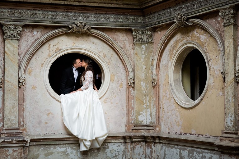 sesja slubna w palacu, plener slubny krowiarki, plener slubny w palacu w krowiarkach, sesja slubna krowiarki, klimatyczna sesja slubna w opuszczonym palacu krowiarki, fotografia slubna zory, zdjecia slubne zory, fotografia slubna rybnik, zdjecia slubne rybnik, fotograf slubny rybnik, zdjecia slubne jastrzebie, fotograf slubny jastrzebie zdroj, www.magiaobrazu.com, fotografia slubna, romantyczna sesja slubna, fotografia subna, fotograf slubny Krakow, fotografowie slubni, fotograf slask,dwoch fotografow na slub, Anna i Jacek Bieniek, zdjecia slubne slask,