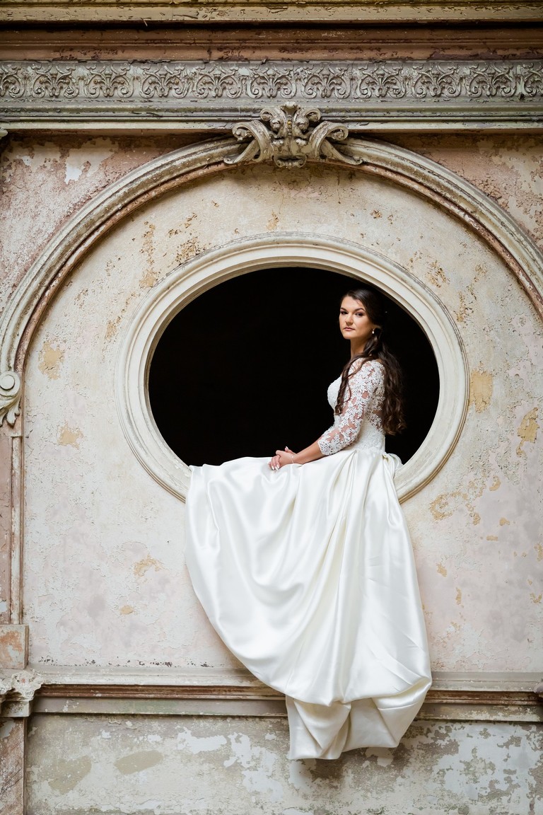 sesja slubna w palacu, plener slubny krowiarki, plener slubny w palacu w krowiarkach, sesja slubna krowiarki, klimatyczna sesja slubna w opuszczonym palacu krowiarki, fotografia slubna zory, zdjecia slubne zory, fotografia slubna rybnik, zdjecia slubne rybnik, fotograf slubny rybnik, zdjecia slubne jastrzebie, fotograf slubny jastrzebie zdroj, www.magiaobrazu.com, fotografia slubna, romantyczna sesja slubna, fotografia subna, fotograf slubny Krakow, fotografowie slubni, fotograf slask,dwoch fotografow na slub, Anna i Jacek Bieniek, zdjecia slubne slask,