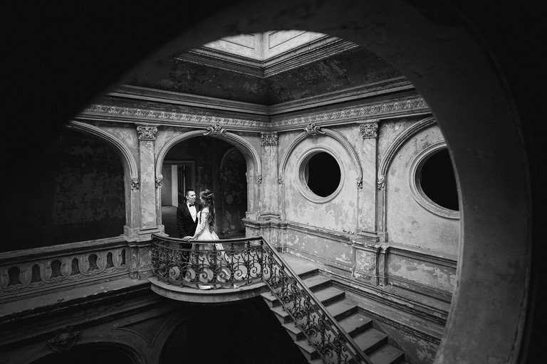 sesja slubna w palacu, plener slubny krowiarki, plener slubny w palacu w krowiarkach, sesja slubna krowiarki, klimatyczna sesja slubna w opuszczonym palacu krowiarki, fotografia slubna zory, zdjecia slubne zory, fotografia slubna rybnik, zdjecia slubne rybnik, fotograf slubny rybnik, zdjecia slubne jastrzebie, fotograf slubny jastrzebie zdroj, www.magiaobrazu.com, fotografia slubna, romantyczna sesja slubna, fotografia subna, fotograf slubny Krakow, fotografowie slubni, fotograf slask,dwoch fotografow na slub, Anna i Jacek Bieniek, zdjecia slubne slask,