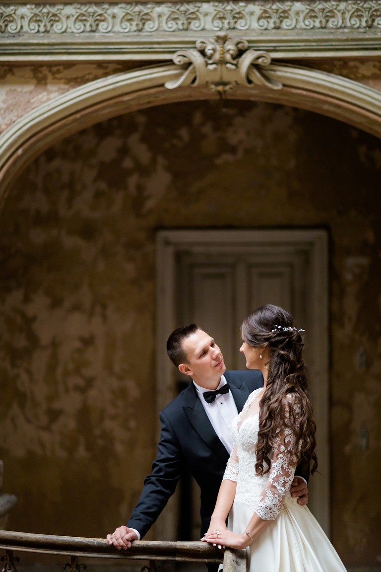 sesja slubna w palacu, plener slubny krowiarki, plener slubny w palacu w krowiarkach, sesja slubna krowiarki, klimatyczna sesja slubna w opuszczonym palacu krowiarki, fotografia slubna zory, zdjecia slubne zory, fotografia slubna rybnik, zdjecia slubne rybnik, fotograf slubny rybnik, zdjecia slubne jastrzebie, fotograf slubny jastrzebie zdroj, www.magiaobrazu.com, fotografia slubna, romantyczna sesja slubna, fotografia subna, fotograf slubny Krakow, fotografowie slubni, fotograf slask,dwoch fotografow na slub, Anna i Jacek Bieniek, zdjecia slubne slask,