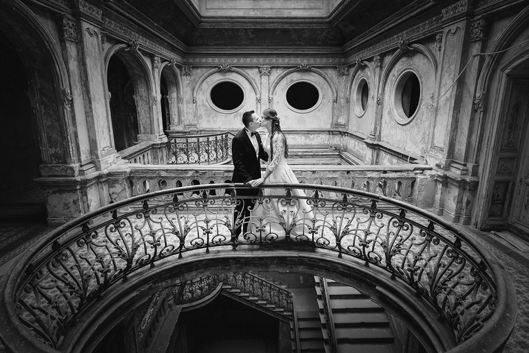 sesja slubna w palacu, plener slubny krowiarki, plener slubny w palacu w krowiarkach, sesja slubna krowiarki, klimatyczna sesja slubna w opuszczonym palacu krowiarki, fotografia slubna zory, zdjecia slubne zory, fotografia slubna rybnik, zdjecia slubne rybnik, fotograf slubny rybnik, zdjecia slubne jastrzebie, fotograf slubny jastrzebie zdroj, www.magiaobrazu.com, fotografia slubna, romantyczna sesja slubna, fotografia subna, fotograf slubny Krakow, fotografowie slubni, fotograf slask,dwoch fotografow na slub, Anna i Jacek Bieniek, zdjecia slubne slask,