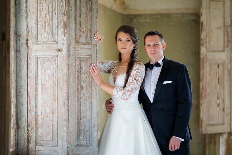 sesja slubna w palacu, plener slubny krowiarki, plener slubny w palacu w krowiarkach, sesja slubna krowiarki, klimatyczna sesja slubna w opuszczonym palacu krowiarki, fotografia slubna zory, zdjecia slubne zory, fotografia slubna rybnik, zdjecia slubne rybnik, fotograf slubny rybnik, zdjecia slubne jastrzebie, fotograf slubny jastrzebie zdroj, www.magiaobrazu.com, fotografia slubna, romantyczna sesja slubna, fotografia subna, fotograf slubny Krakow, fotografowie slubni, fotograf slask,dwoch fotografow na slub, Anna i Jacek Bieniek, zdjecia slubne slask,