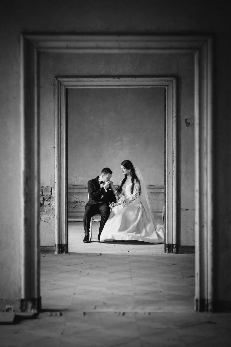 sesja slubna w palacu, plener slubny krowiarki, plener slubny w palacu w krowiarkach, sesja slubna krowiarki, klimatyczna sesja slubna w opuszczonym palacu krowiarki, fotografia slubna zory, zdjecia slubne zory, fotografia slubna rybnik, zdjecia slubne rybnik, fotograf slubny rybnik, zdjecia slubne jastrzebie, fotograf slubny jastrzebie zdroj, www.magiaobrazu.com, fotografia slubna, romantyczna sesja slubna, fotografia subna, fotograf slubny Krakow, fotografowie slubni, fotograf slask,dwoch fotografow na slub, Anna i Jacek Bieniek, zdjecia slubne slask,