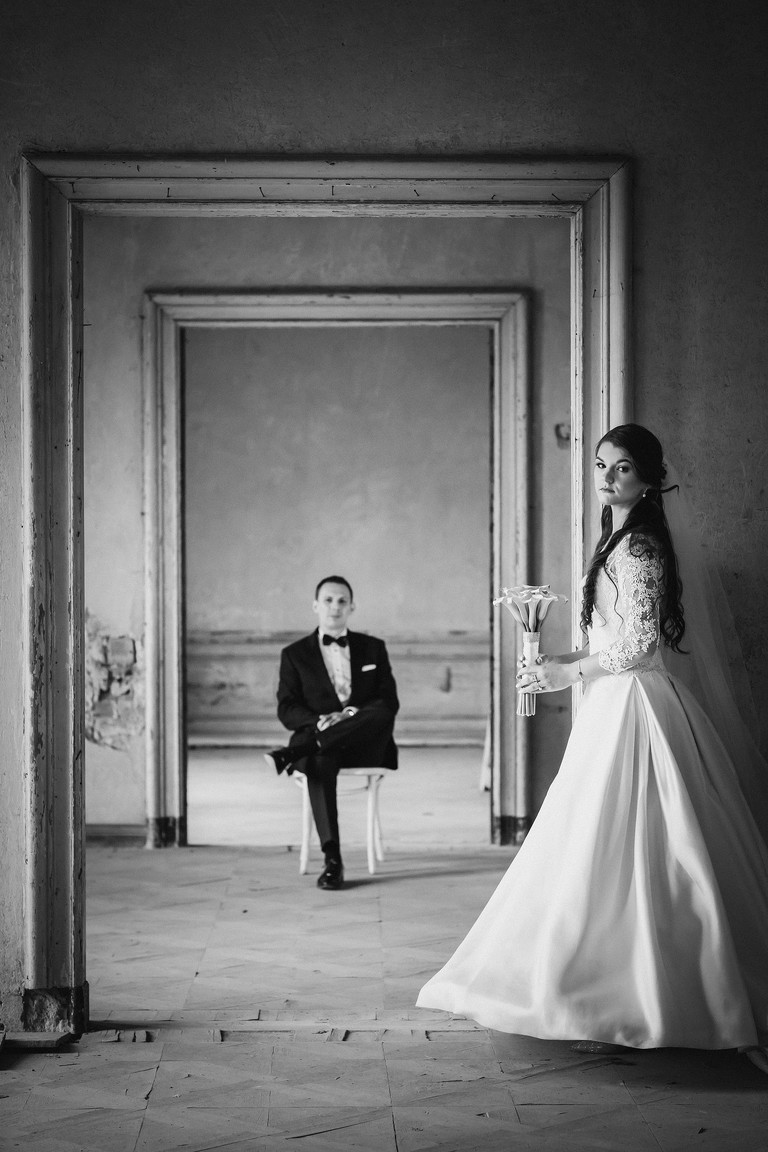 sesja slubna w palacu, plener slubny krowiarki, plener slubny w palacu w krowiarkach, sesja slubna krowiarki, klimatyczna sesja slubna w opuszczonym palacu krowiarki, fotografia slubna zory, zdjecia slubne zory, fotografia slubna rybnik, zdjecia slubne rybnik, fotograf slubny rybnik, zdjecia slubne jastrzebie, fotograf slubny jastrzebie zdroj, www.magiaobrazu.com, fotografia slubna, romantyczna sesja slubna, fotografia subna, fotograf slubny Krakow, fotografowie slubni, fotograf slask,dwoch fotografow na slub, Anna i Jacek Bieniek, zdjecia slubne slask,