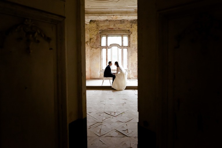 sesja slubna w palacu, plener slubny krowiarki, plener slubny w palacu w krowiarkach, sesja slubna krowiarki, klimatyczna sesja slubna w opuszczonym palacu krowiarki, fotografia slubna zory, zdjecia slubne zory, fotografia slubna rybnik, zdjecia slubne rybnik, fotograf slubny rybnik, zdjecia slubne jastrzebie, fotograf slubny jastrzebie zdroj, www.magiaobrazu.com, fotografia slubna, romantyczna sesja slubna, fotografia subna, fotograf slubny Krakow, fotografowie slubni, fotograf slask,dwoch fotografow na slub, Anna i Jacek Bieniek, zdjecia slubne slask,