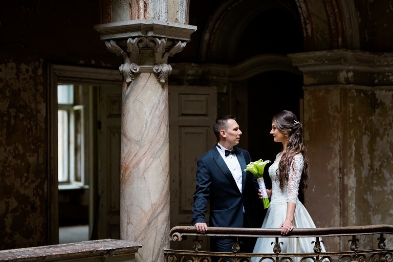 sesja slubna w palacu, plener slubny krowiarki, plener slubny w palacu w krowiarkach, sesja slubna krowiarki, klimatyczna sesja slubna w opuszczonym palacu krowiarki, fotografia slubna zory, zdjecia slubne zory, fotografia slubna rybnik, zdjecia slubne rybnik, fotograf slubny rybnik, zdjecia slubne jastrzebie, fotograf slubny jastrzebie zdroj, www.magiaobrazu.com, fotografia slubna, romantyczna sesja slubna, fotografia subna, fotograf slubny Krakow, fotografowie slubni, fotograf slask,dwoch fotografow na slub, Anna i Jacek Bieniek, zdjecia slubne slask,