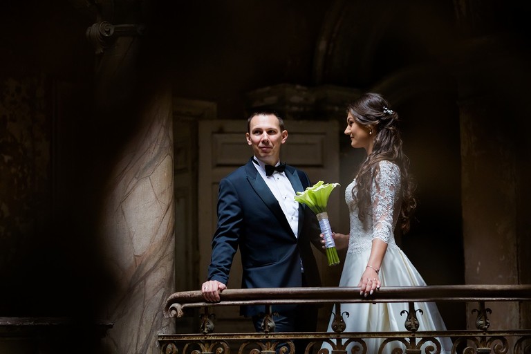 sesja slubna w palacu, plener slubny krowiarki, plener slubny w palacu w krowiarkach, sesja slubna krowiarki, klimatyczna sesja slubna w opuszczonym palacu krowiarki, fotografia slubna zory, zdjecia slubne zory, fotografia slubna rybnik, zdjecia slubne rybnik, fotograf slubny rybnik, zdjecia slubne jastrzebie, fotograf slubny jastrzebie zdroj, www.magiaobrazu.com, fotografia slubna, romantyczna sesja slubna, fotografia subna, fotograf slubny Krakow, fotografowie slubni, fotograf slask,dwoch fotografow na slub, Anna i Jacek Bieniek, zdjecia slubne slask,