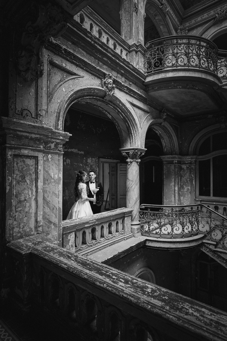 sesja slubna w palacu, plener slubny krowiarki, plener slubny w palacu w krowiarkach, sesja slubna krowiarki, klimatyczna sesja slubna w opuszczonym palacu krowiarki, fotografia slubna zory, zdjecia slubne zory, fotografia slubna rybnik, zdjecia slubne rybnik, fotograf slubny rybnik, zdjecia slubne jastrzebie, fotograf slubny jastrzebie zdroj, www.magiaobrazu.com, fotografia slubna, romantyczna sesja slubna, fotografia subna, fotograf slubny Krakow, fotografowie slubni, fotograf slask,dwoch fotografow na slub, Anna i Jacek Bieniek, zdjecia slubne slask,