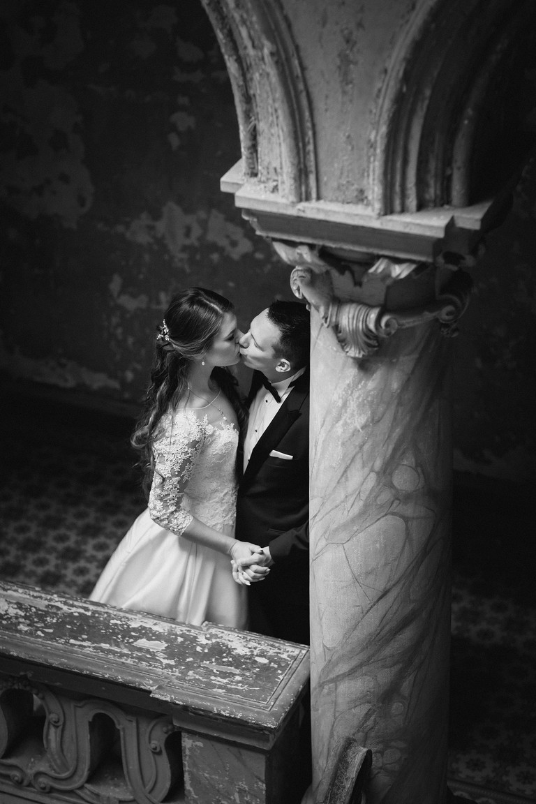 sesja slubna w palacu, plener slubny krowiarki, plener slubny w palacu w krowiarkach, sesja slubna krowiarki, klimatyczna sesja slubna w opuszczonym palacu krowiarki, fotografia slubna zory, zdjecia slubne zory, fotografia slubna rybnik, zdjecia slubne rybnik, fotograf slubny rybnik, zdjecia slubne jastrzebie, fotograf slubny jastrzebie zdroj, www.magiaobrazu.com, fotografia slubna, romantyczna sesja slubna, fotografia subna, fotograf slubny Krakow, fotografowie slubni, fotograf slask,dwoch fotografow na slub, Anna i Jacek Bieniek, zdjecia slubne slask,