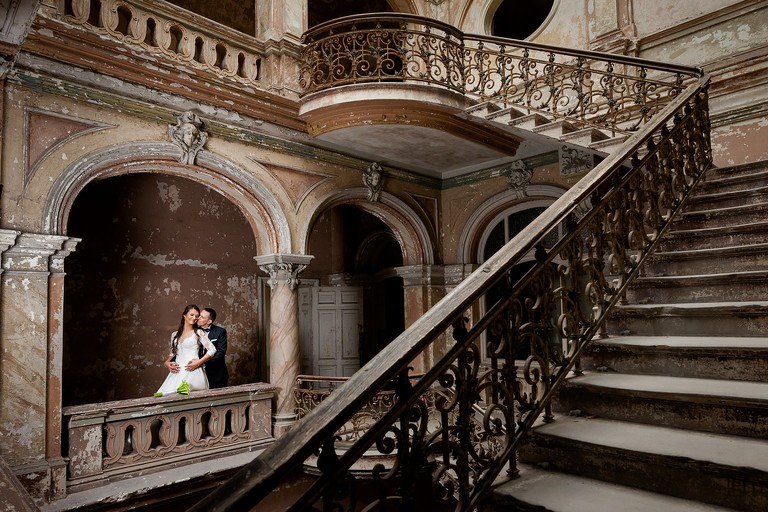 sesja slubna w palacu, plener slubny krowiarki, plener slubny w palacu w krowiarkach, sesja slubna krowiarki, klimatyczna sesja slubna w opuszczonym palacu krowiarki, fotografia slubna zory, zdjecia slubne zory, fotografia slubna rybnik, zdjecia slubne rybnik, fotograf slubny rybnik, zdjecia slubne jastrzebie, fotograf slubny jastrzebie zdroj, www.magiaobrazu.com, fotografia slubna, romantyczna sesja slubna, fotografia subna, fotograf slubny Krakow, fotografowie slubni, fotograf slask,dwoch fotografow na slub, Anna i Jacek Bieniek, zdjecia slubne slask,