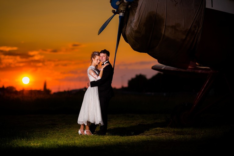 fotografia slubna slask, zdjecia slubne zory, fotograf slubny zory, zdjecia slubne slask, wesele paradise w zorach, slub w kosciele w orzeszu, zdjecia slubne katowice, dwoch fotografow na slub, fotografia slubna krakow, plener slubny na lotnisku, sesja slubna lotnisko