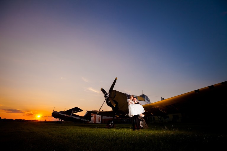 fotografia slubna slask, zdjecia slubne zory, fotograf slubny zory, zdjecia slubne slask, wesele paradise w zorach, slub w kosciele w orzeszu, zdjecia slubne katowice, dwoch fotografow na slub, fotografia slubna krakow, plener slubny na lotnisku, sesja slubna lotnisko