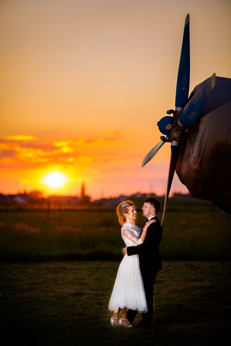 fotografia slubna slask, zdjecia slubne zory, fotograf slubny zory, zdjecia slubne slask, wesele paradise w zorach, slub w kosciele w orzeszu, zdjecia slubne katowice, dwoch fotografow na slub, fotografia slubna krakow, plener slubny na lotnisku, sesja slubna lotnisko