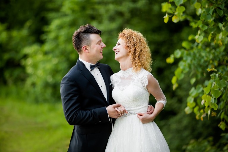 fotografia slubna slask, zdjecia slubne zory, fotograf slubny zory, zdjecia slubne slask, wesele paradise w zorach, slub w kosciele w orzeszu, zdjecia slubne katowice, dwoch fotografow na slub, fotografia slubna krakow, plener slubny na lotnisku, sesja slubna lotnisko