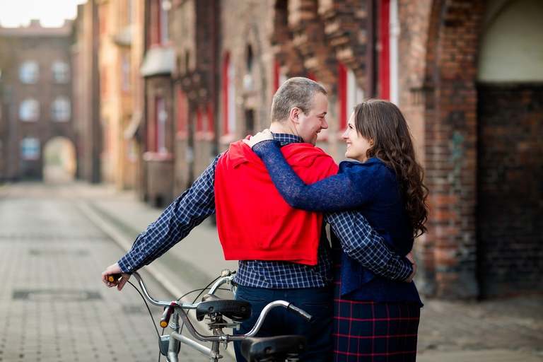 sesja narzeczenska nikiszowiec, sesja z tandemem, plener z tandemem, sesja narzeczenska na tandemie, miejska sesja narzeczenska, miejski plener narzeczenski, sesja zareczynowa slask, zdjecia zareczynowe slask, www.magiaobrazu.com, fotografia slubna śląsk, fotograf slubny krakow, zdjecia przedslubne slask, fotografia slubna slask, romantyczna sesja narzeczenska, engagement session, prewedding photosession,