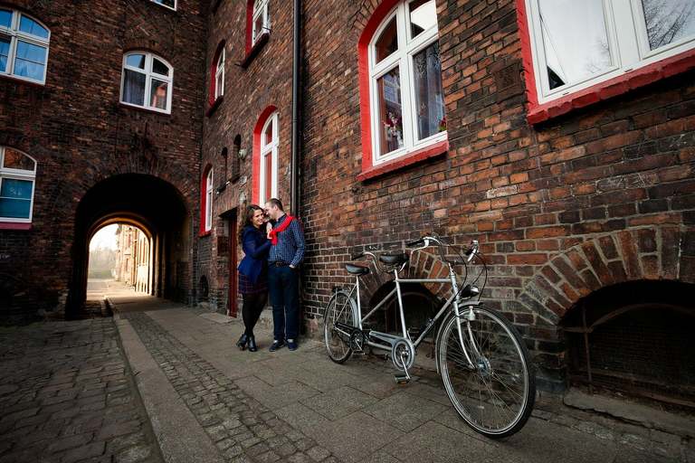 sesja narzeczenska nikiszowiec, sesja z tandemem, plener z tandemem, sesja narzeczenska na tandemie, miejska sesja narzeczenska, miejski plener narzeczenski, sesja zareczynowa slask, zdjecia zareczynowe slask, www.magiaobrazu.com, fotografia slubna śląsk, fotograf slubny krakow, zdjecia przedslubne slask, fotografia slubna slask, romantyczna sesja narzeczenska, engagement session, prewedding photosession,