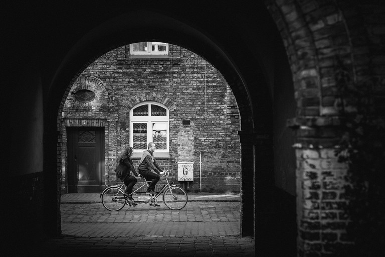 sesja narzeczenska nikiszowiec, sesja z tandemem, plener z tandemem, sesja narzeczenska na tandemie, miejska sesja narzeczenska, miejski plener narzeczenski, sesja zareczynowa slask, zdjecia zareczynowe slask, www.magiaobrazu.com, fotografia slubna śląsk, fotograf slubny krakow, zdjecia przedslubne slask, fotografia slubna slask, romantyczna sesja narzeczenska, engagement session, prewedding photosession,