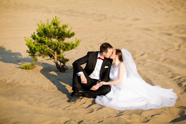 sesja slubna na pustyni, plener slubny pustynia, sesja slubna na zamku, plener slubny zamek, zamkowy plener slubny, sesja slubna na jurze, plener na zamku, fotografia slubna slask, zdjecia slubne brzeszcze, fotograf slubny brzeszcze, zdjecia slubne slask, zdjecia slubne katowice, dwoch fotografow na slub, fotografia slubna krakow,